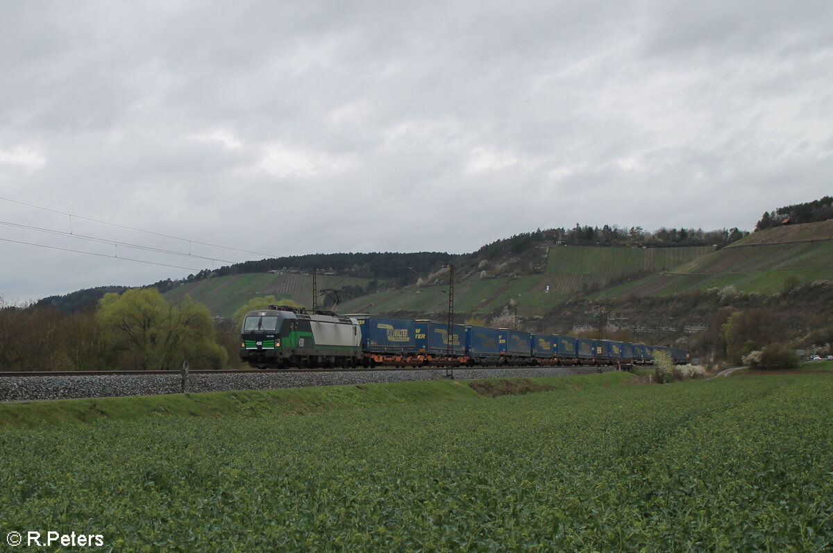 193 205-2 mit einem LKW Walter bei Himmelstadt gen Süden. 28.03.24