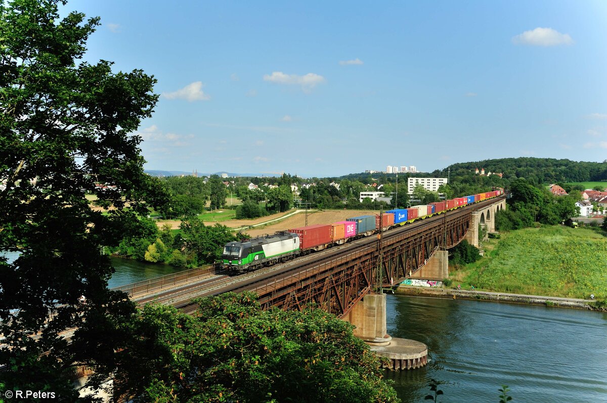 193 210 überquert die Donaubrücke bei Regensburg Mariaort. 21.08.21