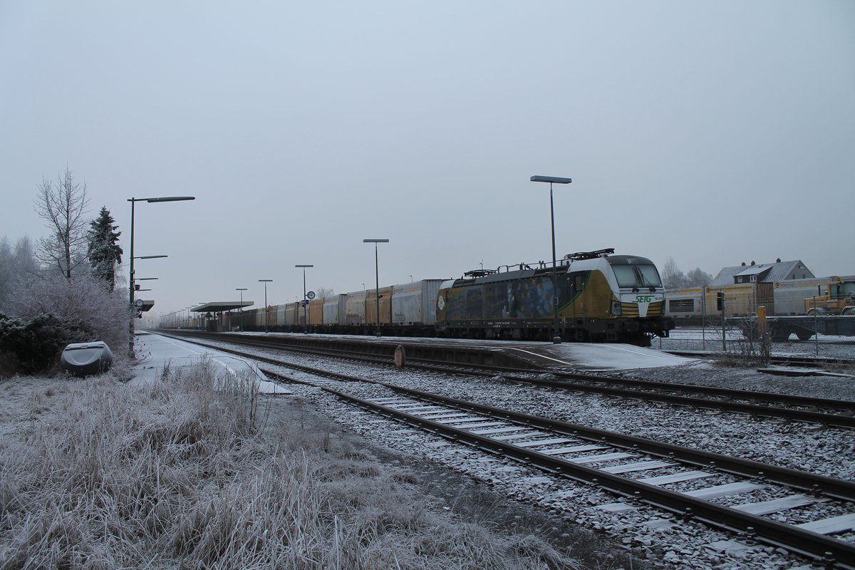 193 218 steht mit einem Hackschnitzelzug in Wiesau und wird wenig später mit nach Regensburg gehn. 17.12.16