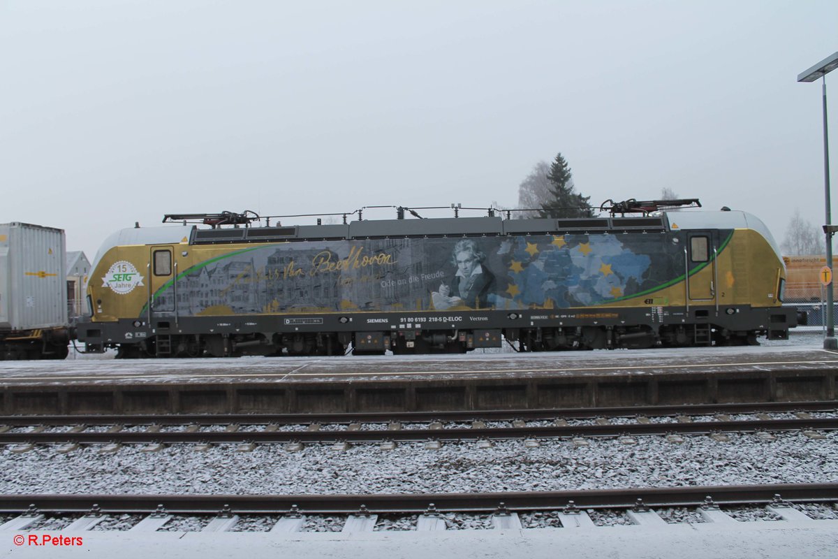 193 218 steht mit einem Hackschnitzelzug in Wiesau und wird wenig später mit nach Regensburg gehn. 17.12.16