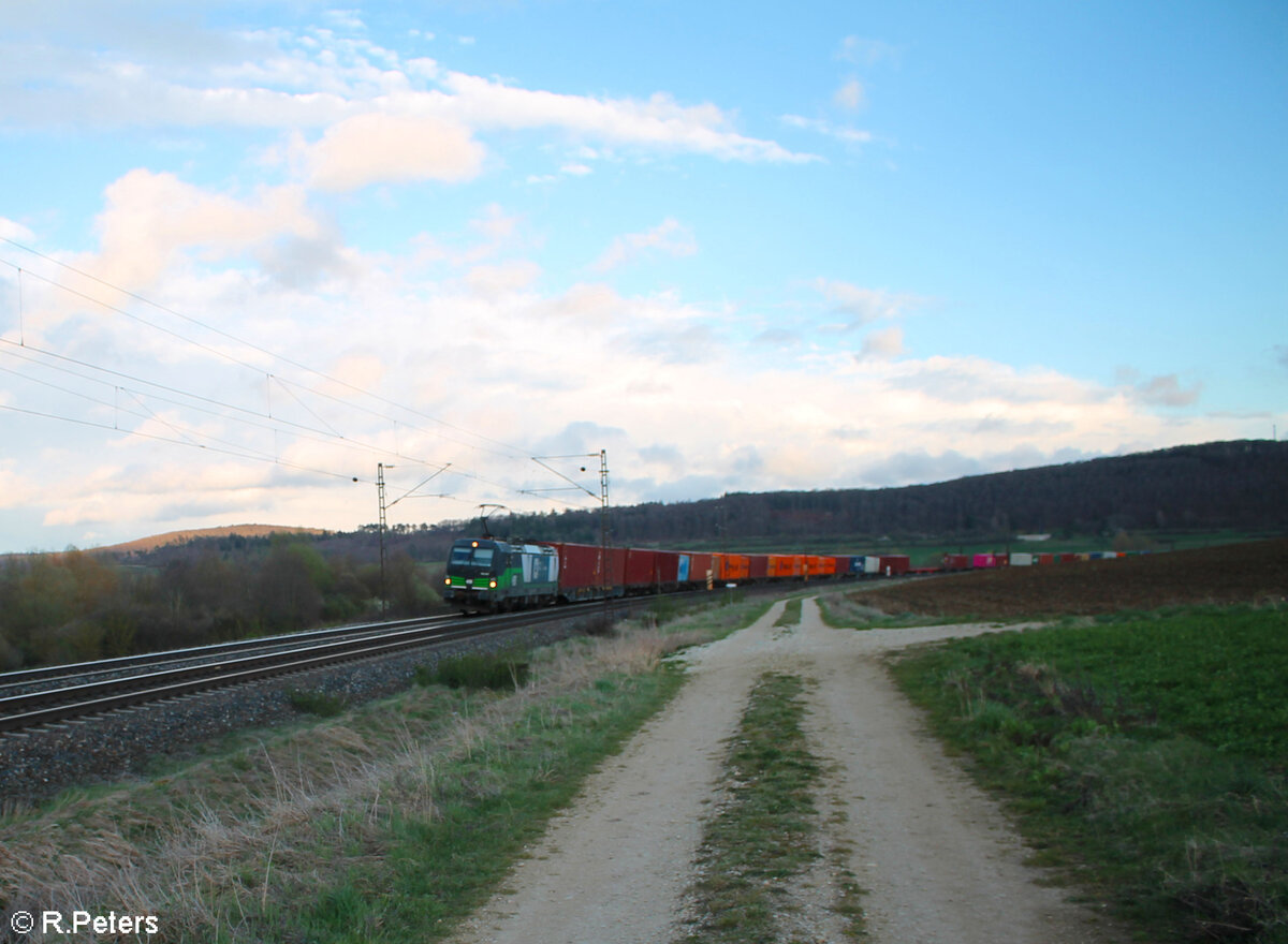 193 224-3 zieht mit einem Containerzug bei Wettelsheim in Richtung Ansbach.23.03.24