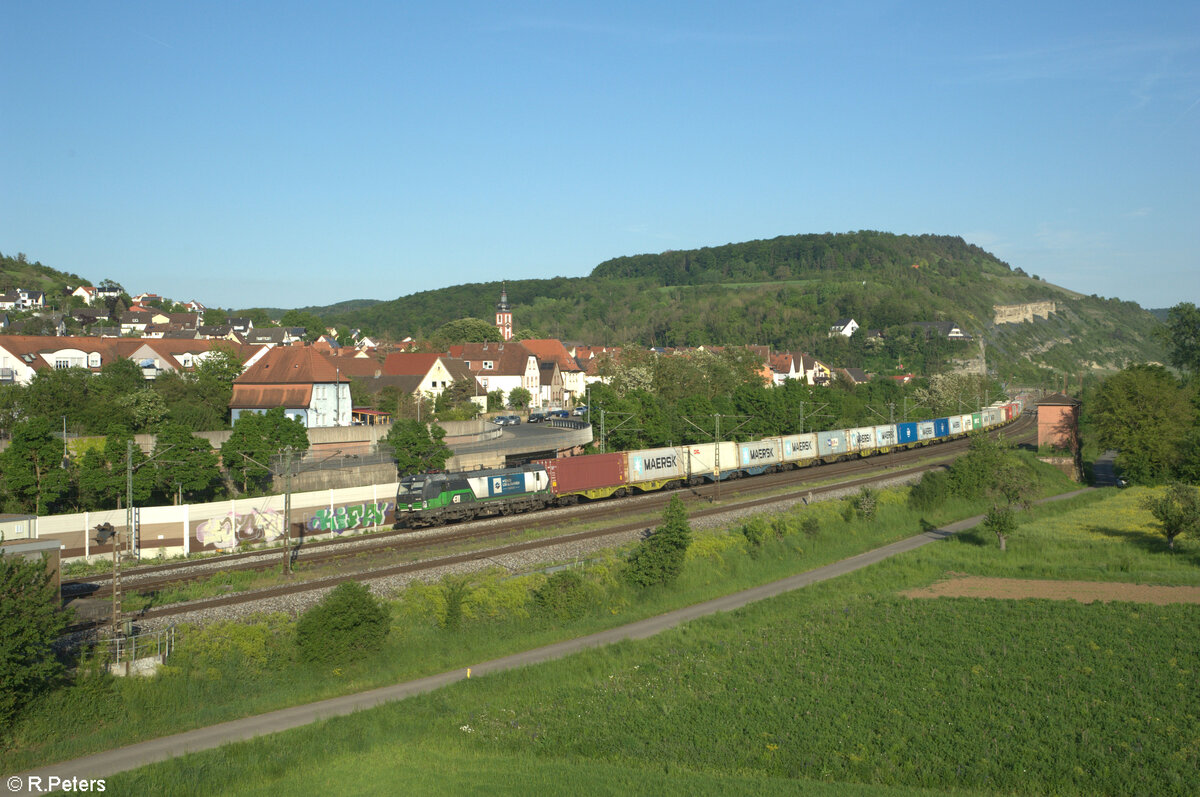 193 238-3 zieht mit einem Containerzug durch Retzbach-Zellingen 11.05.24