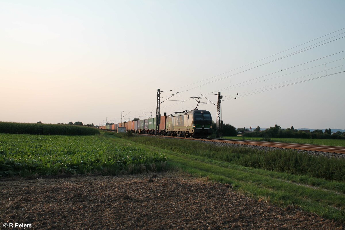 193 238 zieht bei Mossham ein Containerzug in Richtung Passau. 21.08.21