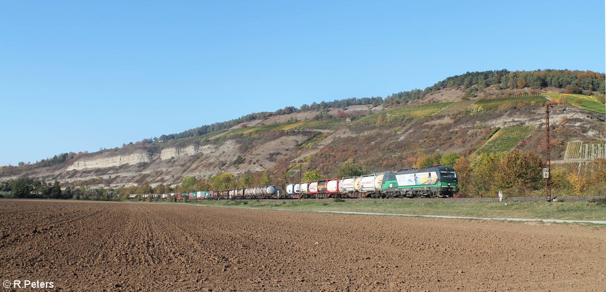 193 263-1 zieht ein KLV Zug kurz vor Thüngersheim gen Süden. 13.10.18