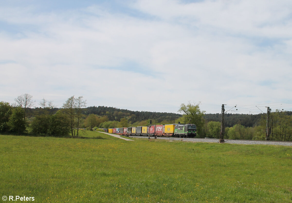 193 275-5  Unterwegs Im Auftrag der Natur  mit einem Wechselpritschenzug bei Pölling. 28.04.24