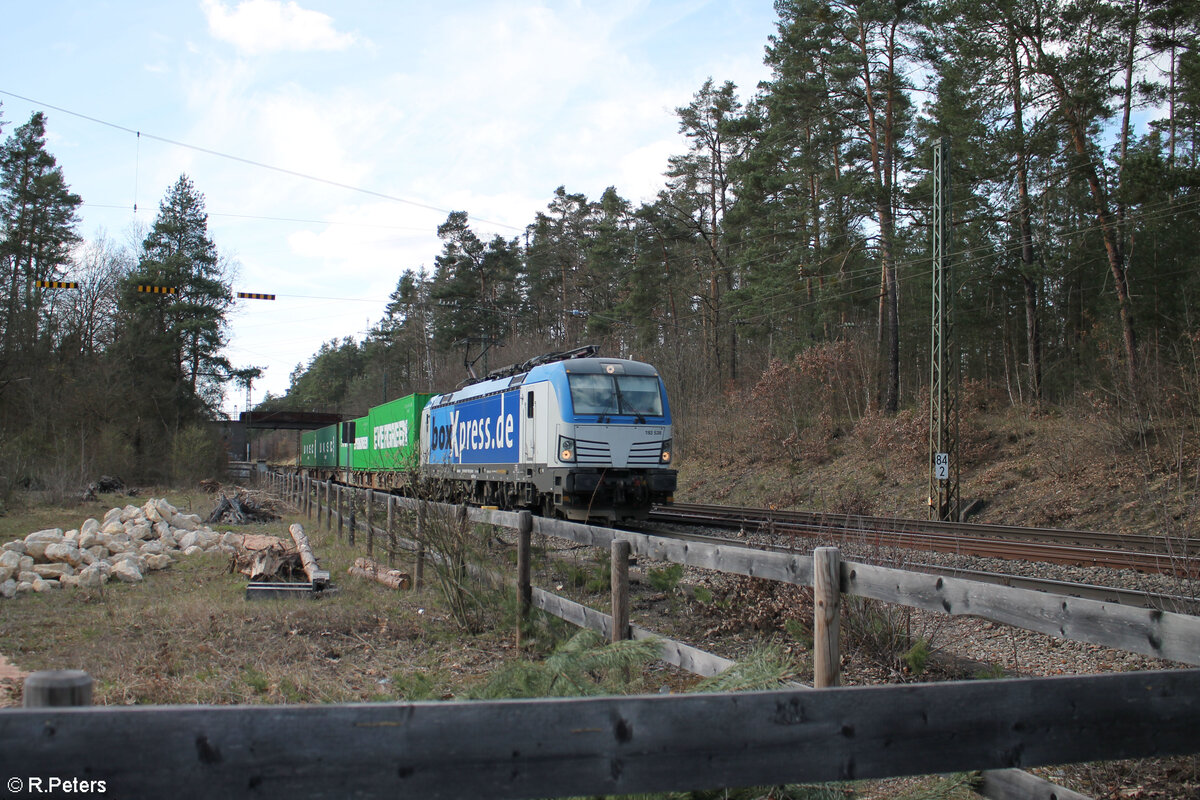 193 538-6 zieht mit einem Containerzug gen Süden durch Ochenbruck. 25.03.24