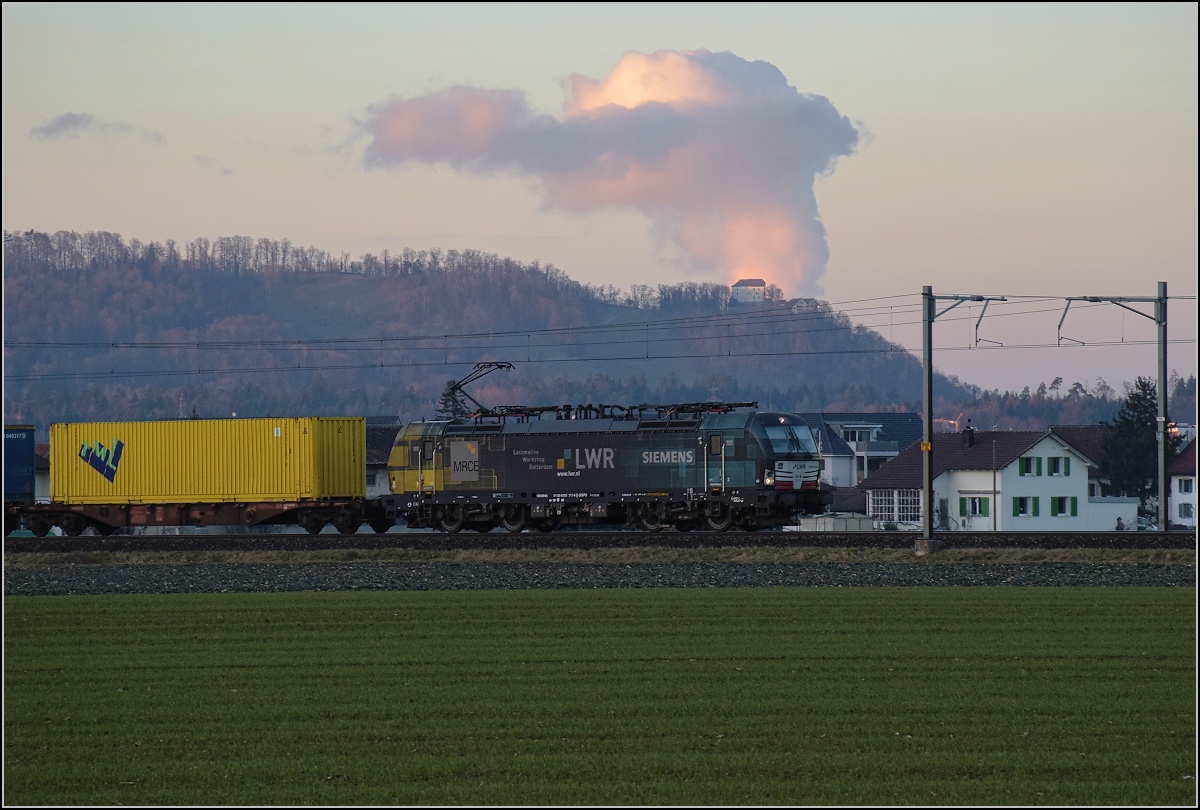 193 717 MRCE/LWR in Hendschiken. Im Hintergrund Schloss Brunegg. Januar 2022.