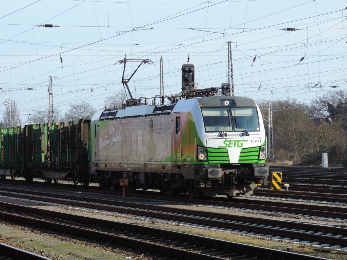 193 831-5 Christian Doppler mit dem Holzzug von Rostock-Bramow nach Stendal-Niedergrne im Bahnhof Bad Kleinen.06.02.2016
