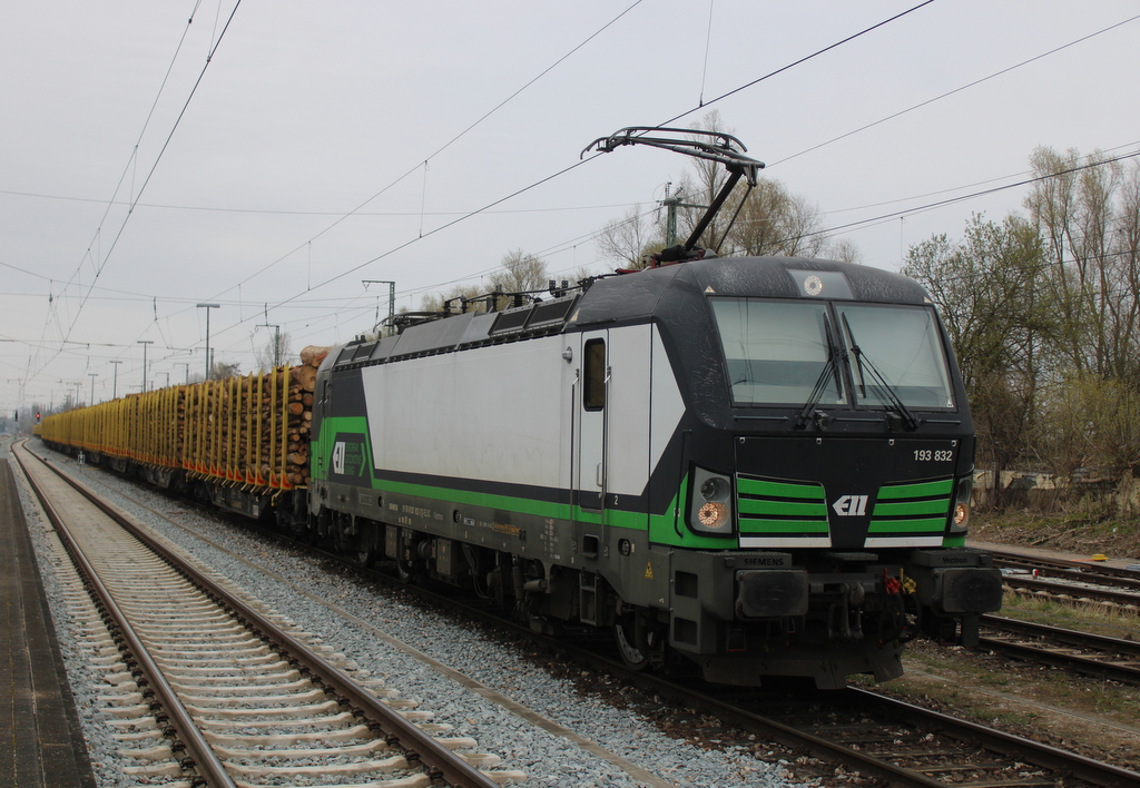 193 832 stand am Mittag des 12.04.2026 mit Holzzug von Rostock-Bramow nach Stendal-Niedergörne in Rostock-Bramow. 
