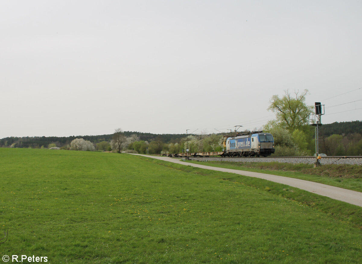 193 833 mit ein Containerzug bei Pölling gen Süden. 07.04.24