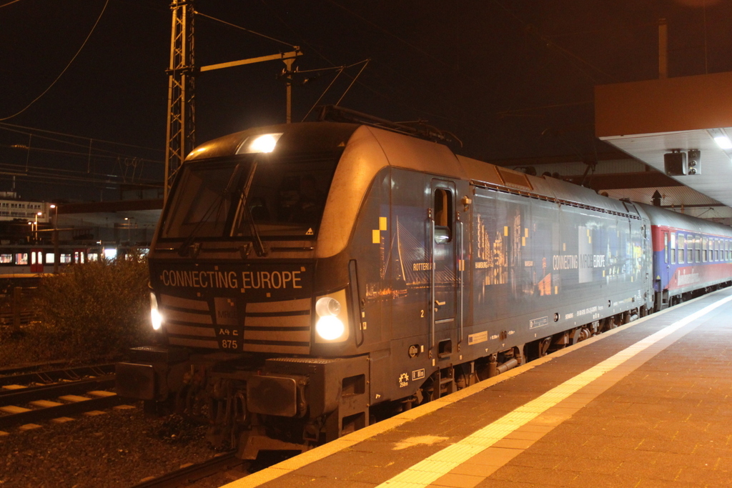 193 879 mit FLX1807(Hamburg-Köln)am Abend des 23.11.2018 in Düsseldorf.