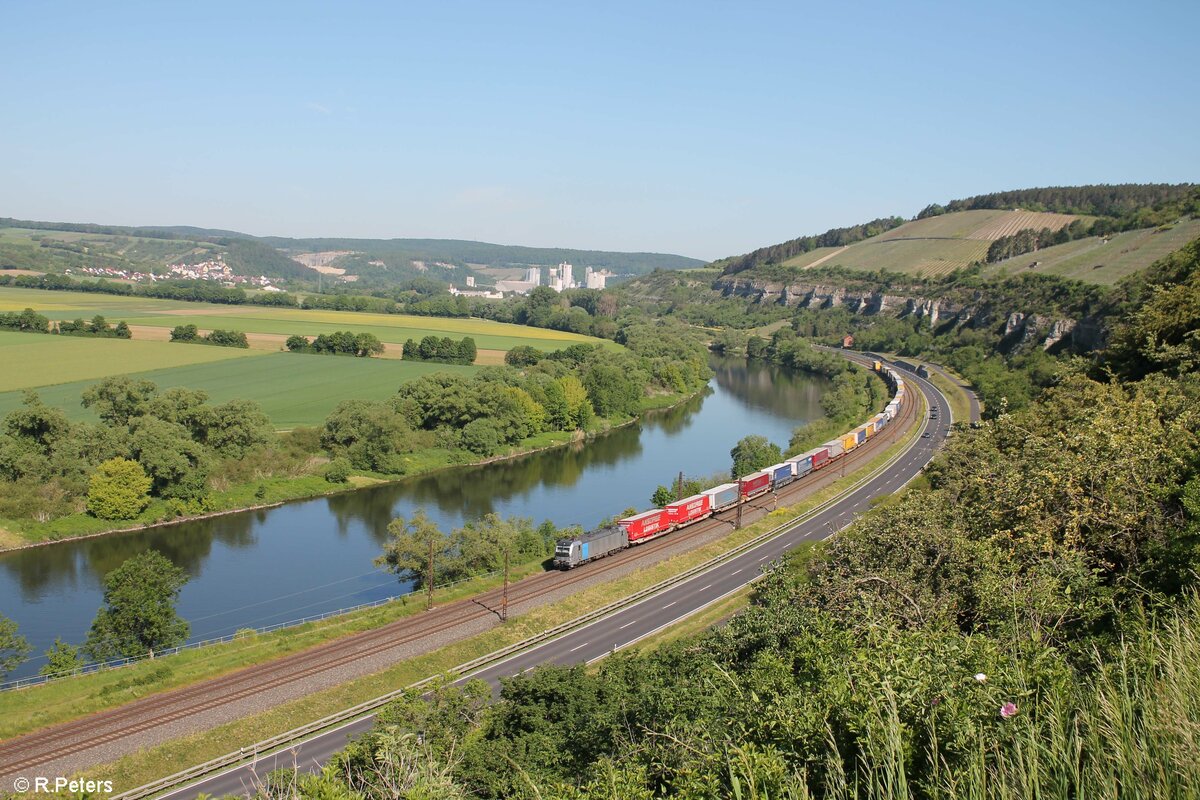 193 997-4 mit einem Wechselpritschentzug zwischen Himmelstadt und Karlstadt. 02.06.21