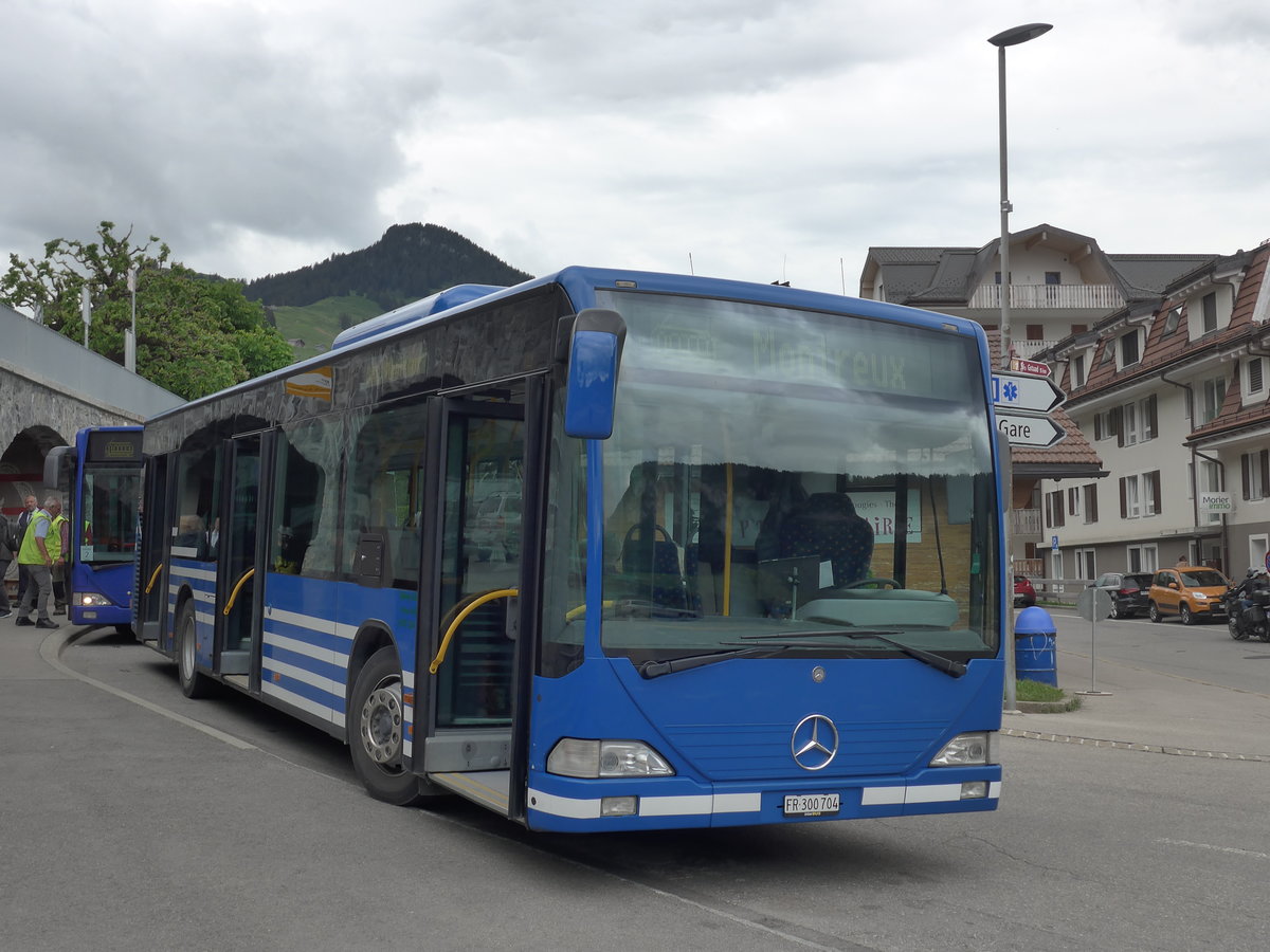 (193'268) - Interbus, Yverdon - FR 300'704 - Mercedes (ex AFA Adelboden Nr. 93; ex AFA Adelboden Nr. 5) am 21. Mai 2018 beim Bahnhof Ch�teau-d'Oex
