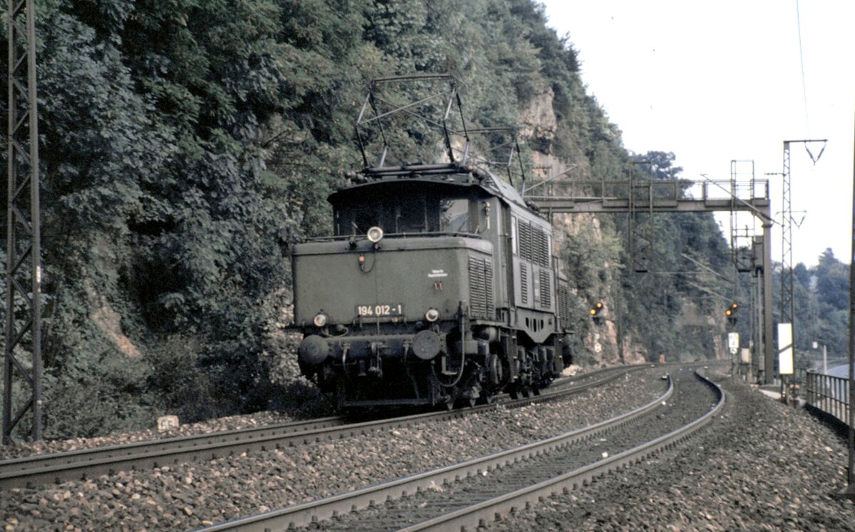 194 012-1 Rückfahrt der Schublok auf der Geislinger Steige am 21.08.1982.