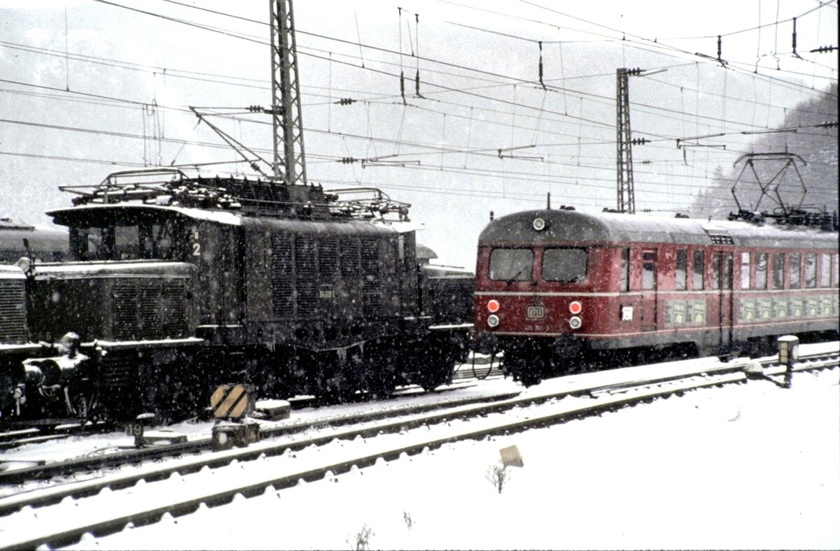 194 038-6 für die Schubbereitschaft und 425 101-3 als Pendelzug nach Stuttgart in Geislingen an der Steige am 23.11.1980.