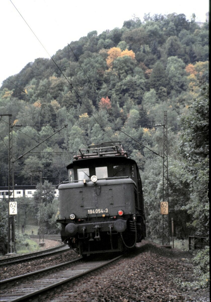 194 054-2 kehrt als Schublok zum Ausgangspunkt zur�ck, auf der Geislinger Steige am 06.10.1984.