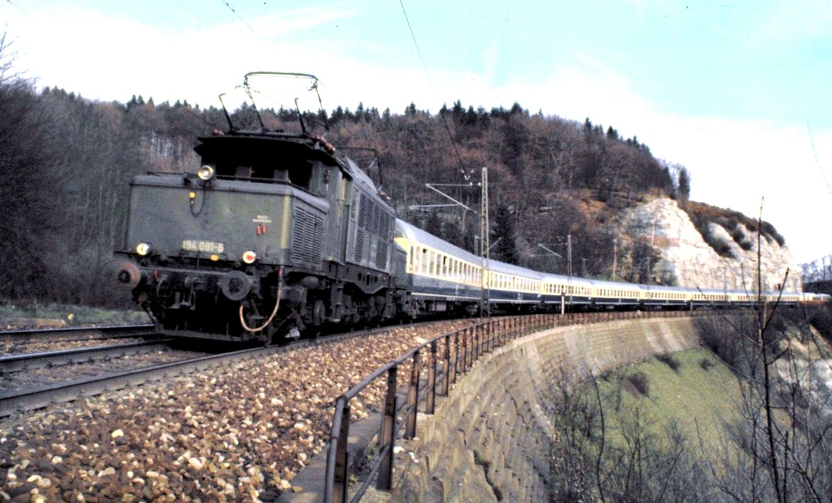 194 081-5 gibt einem langen IC Schubhilfe auf der Geislinger Steige am 27.03.1982.