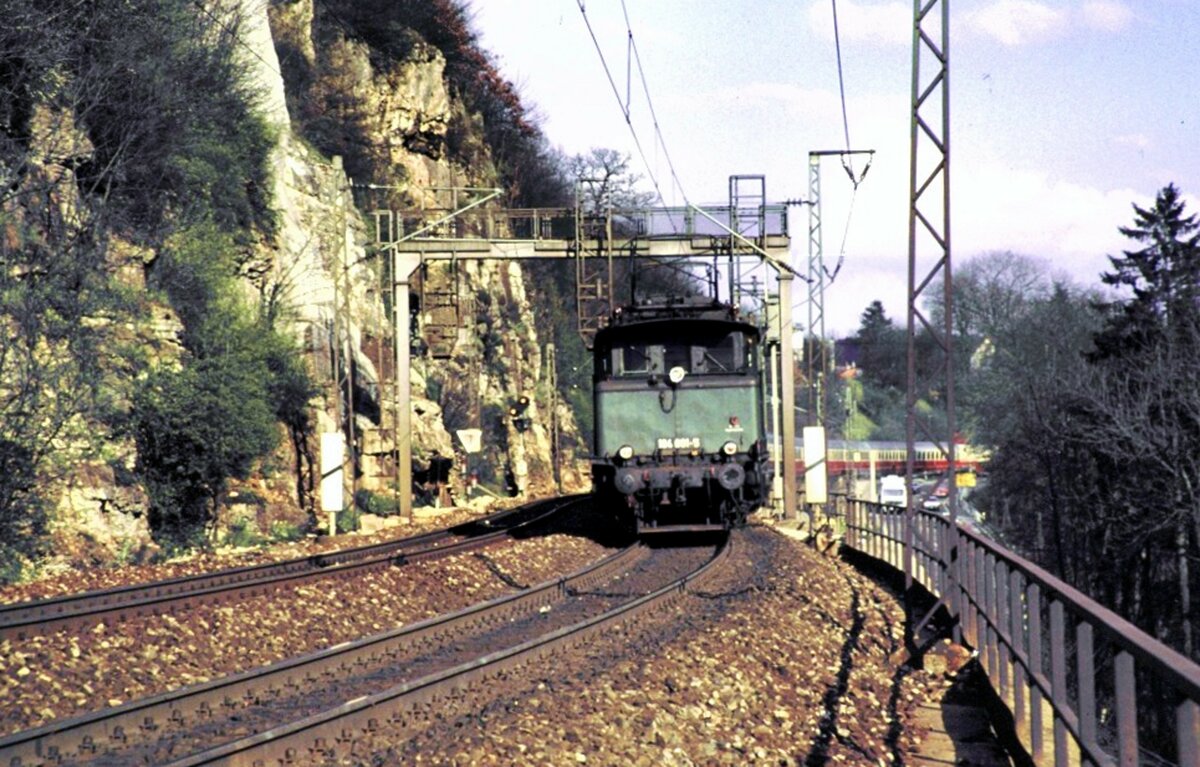 194 091-5 schiebt einen langen IC, vorn in der Kurve verschwindet die 103, auf der Geislinger Steige ym 07.05.1982.