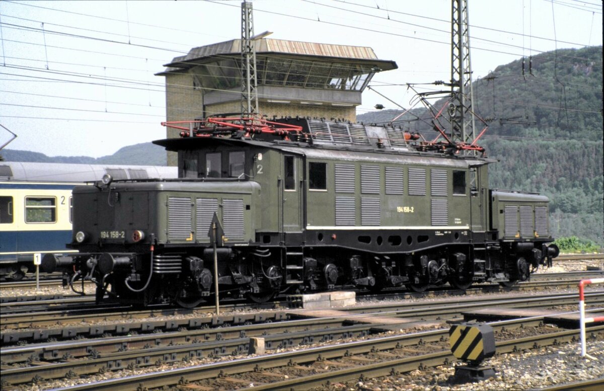 194 158-2 wartet auf Schubeinsatz in Geislingen/Steige am 07.07.1984.