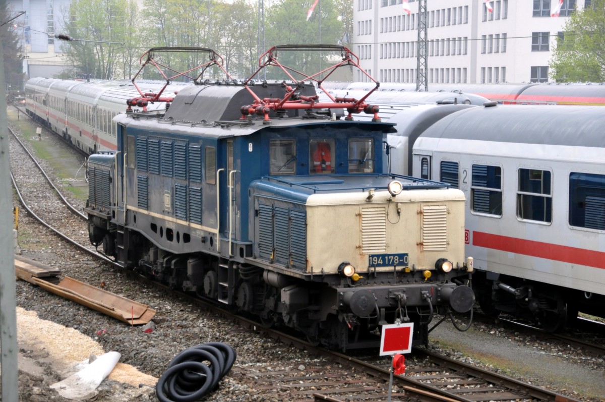194 178-0 (die umlackierte 194 580-7) in Ulm am 01.05.2013.