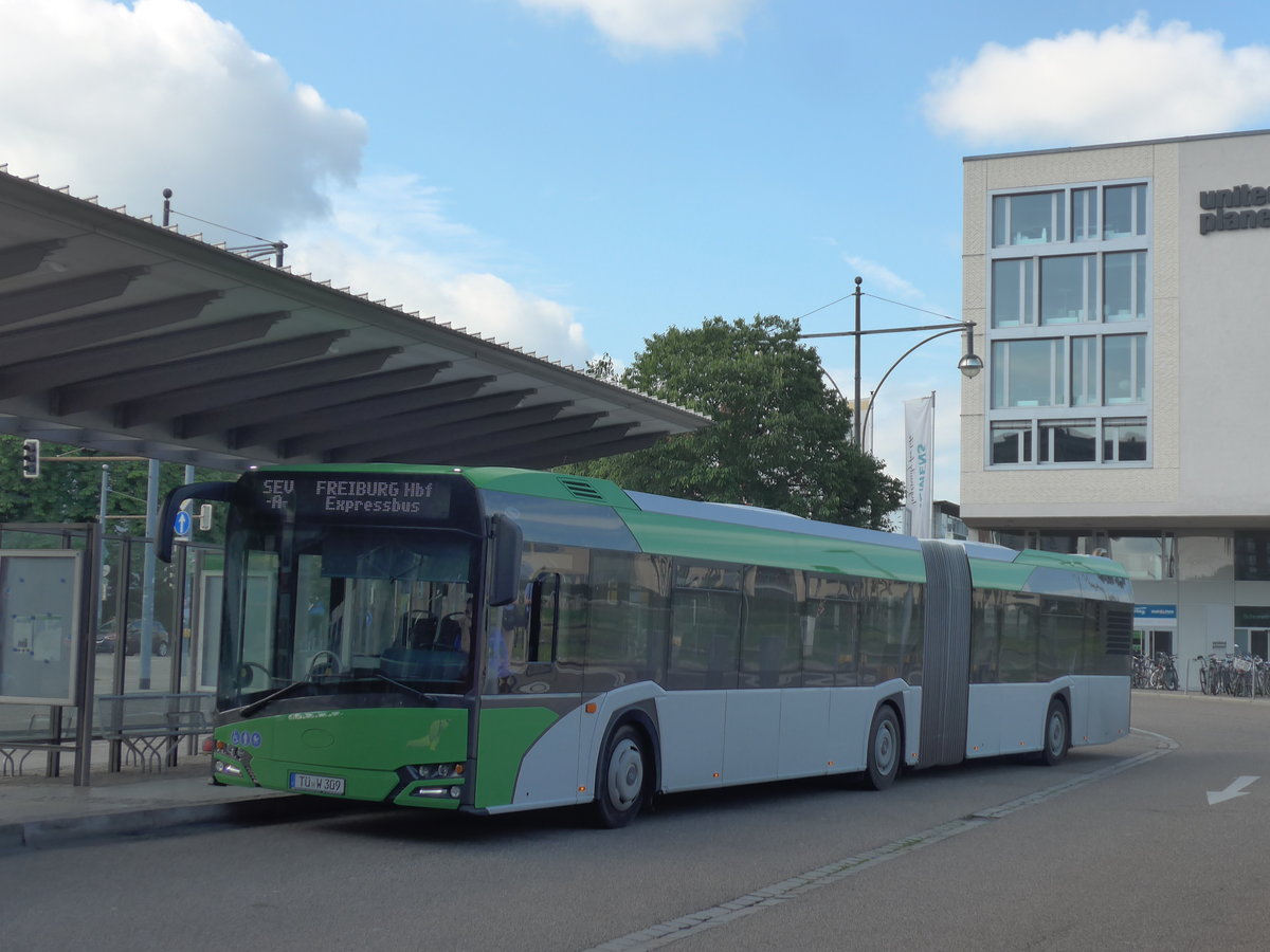 (194'099) - Weiss, Rottenburg - T-W 309 - Solaris am 18. Juni 2018 beim Bahnhof Freiburg