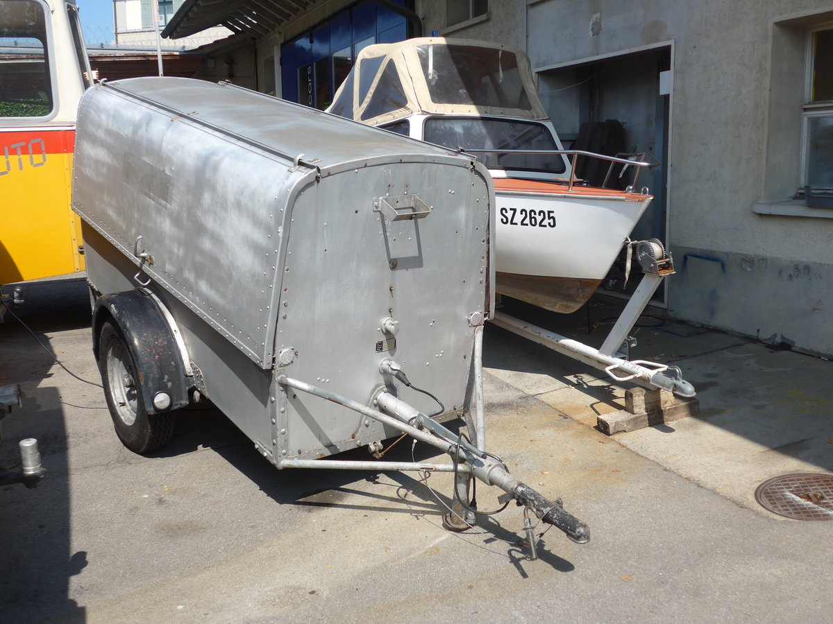 (194'555) - Oldie-Tours Z�risee, Wollerau - Hess Gep�ckanh�nger am 7. Juli 2018 in Uznach, Garage
