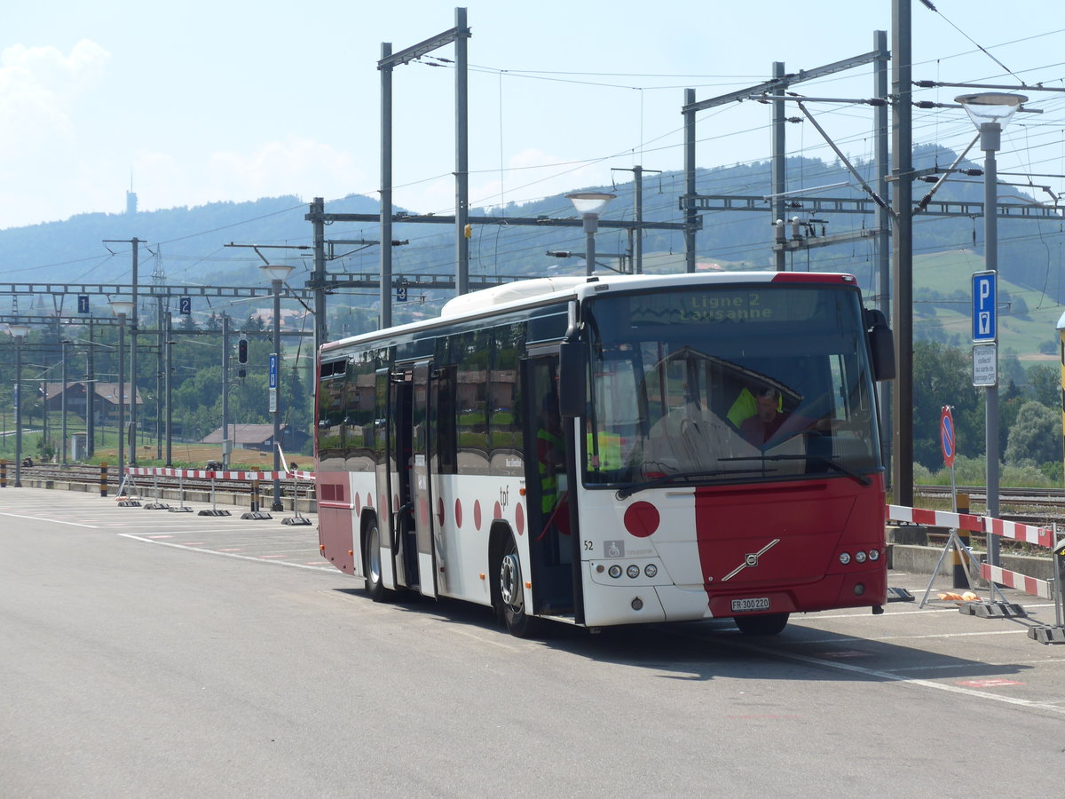 (195'562) - TPF Fribourg - Nr. 52/FR 300'220 - Volvo am 5. August 2018 beim Bahnhof Palzieux