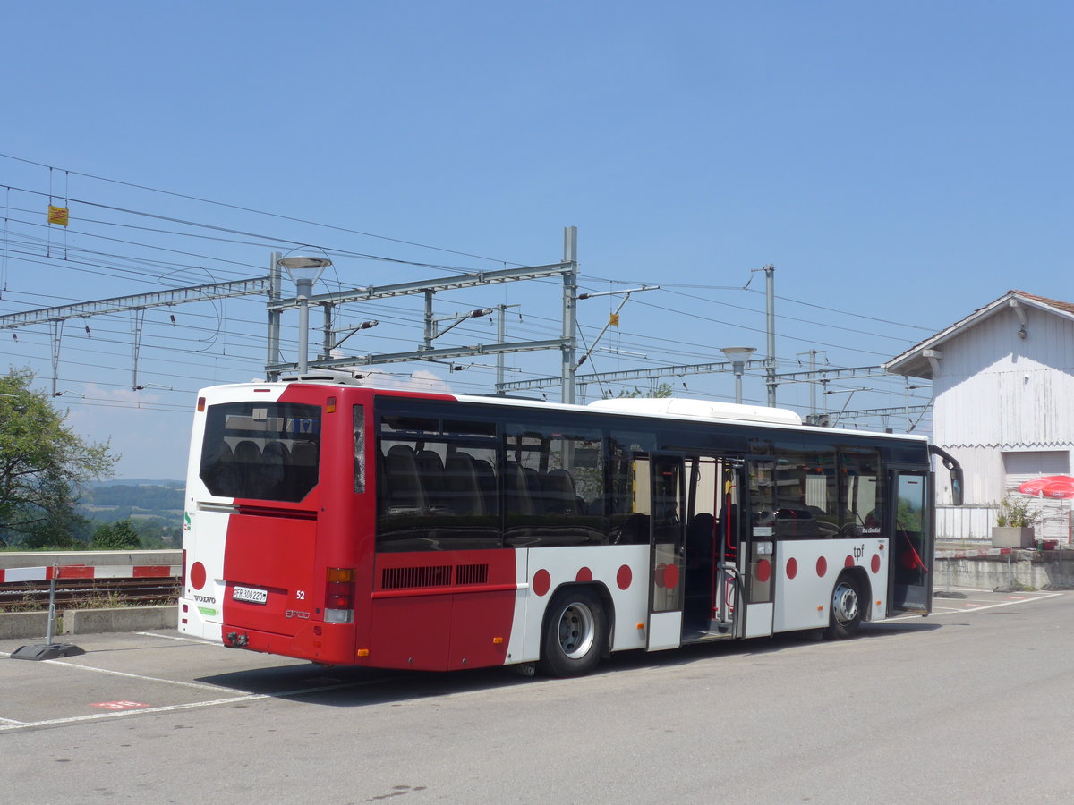 (195'563) - TPF Fribourg - Nr. 52/FR 300'220 - Volvo am 5. August 2018 beim Bahnhof Pal�zieux