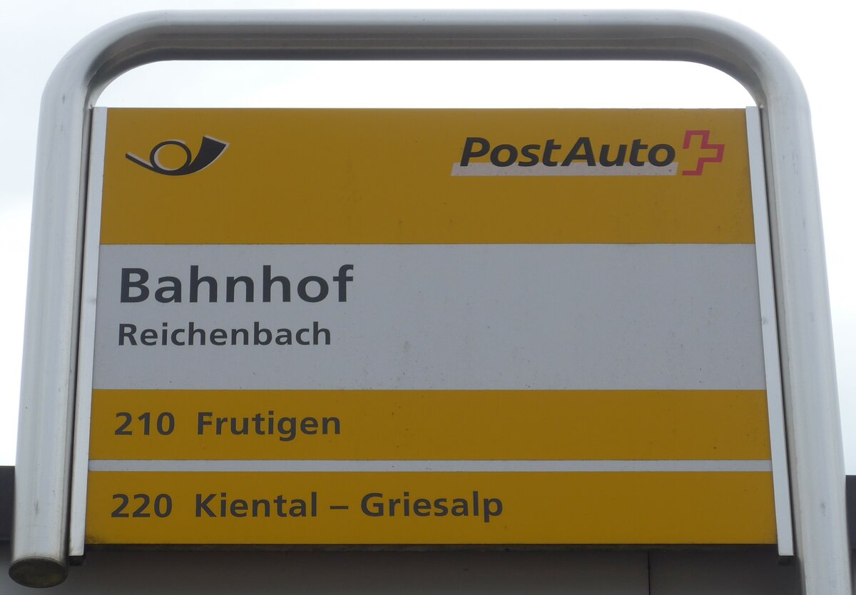 (196'451) - PostAuto-Haltestellenschild - Reichenbach, Bahnhof - am 2. September 2018