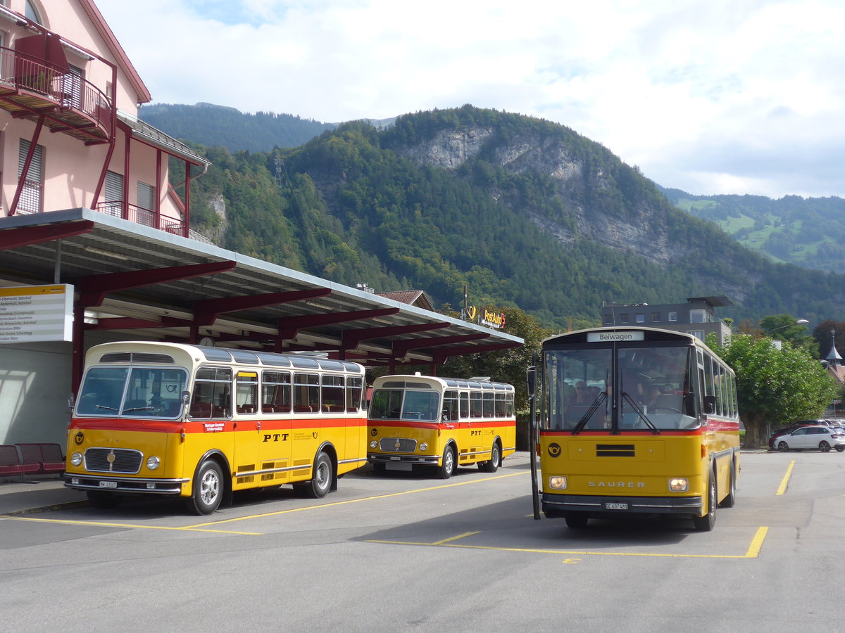 (197'717) - M�ller, Ennetmoos - NW 23'167 - FBW/Gangloff (ex Rentsch, Gunten; ex P 23'203; ex P 21'003) + Frutig, Birmensdorf - ZH 560'883 - FBW/FHS (ex P 23'217) + AVG Meiringen - Nr. 74/BE 607'481 - Saurer/R&J (ex PostAuto Berner Oberland; ex P 24'357) am 16. September 2018 in Meiringen, Postautostation