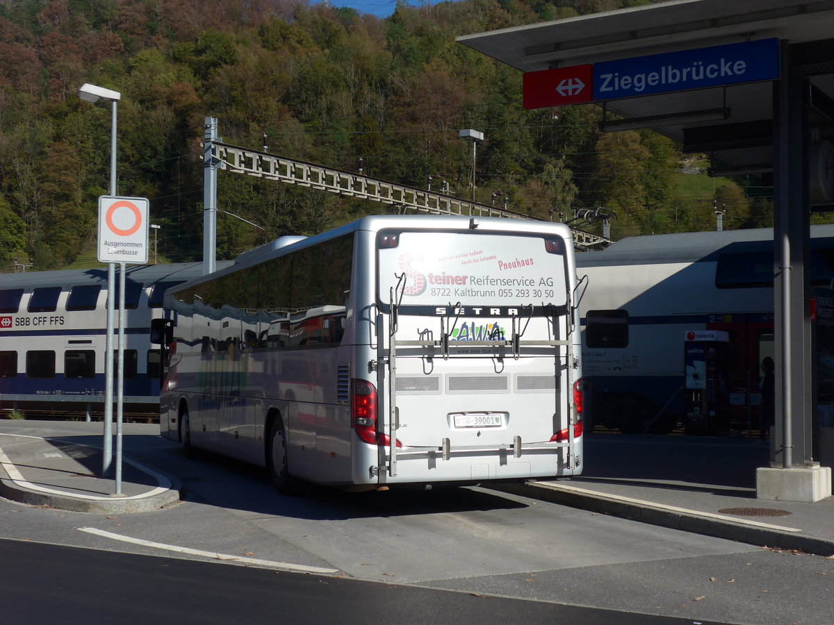 (198'231) - AWA Amden - Nr. 1/SG 39'001 - Setra am 13. Oktober 2018 beim Bahnhof Ziegelbr�cke