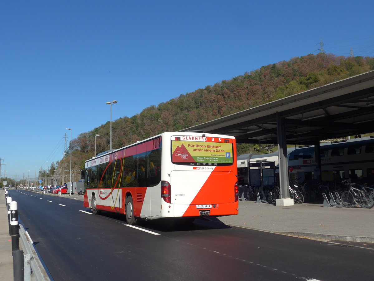 (198'236) - Niederer, Filzbach - Nr. 25/GL 44 - Setra am 13. Oktober 2018 beim Bahnhof Ziegelbr�cke