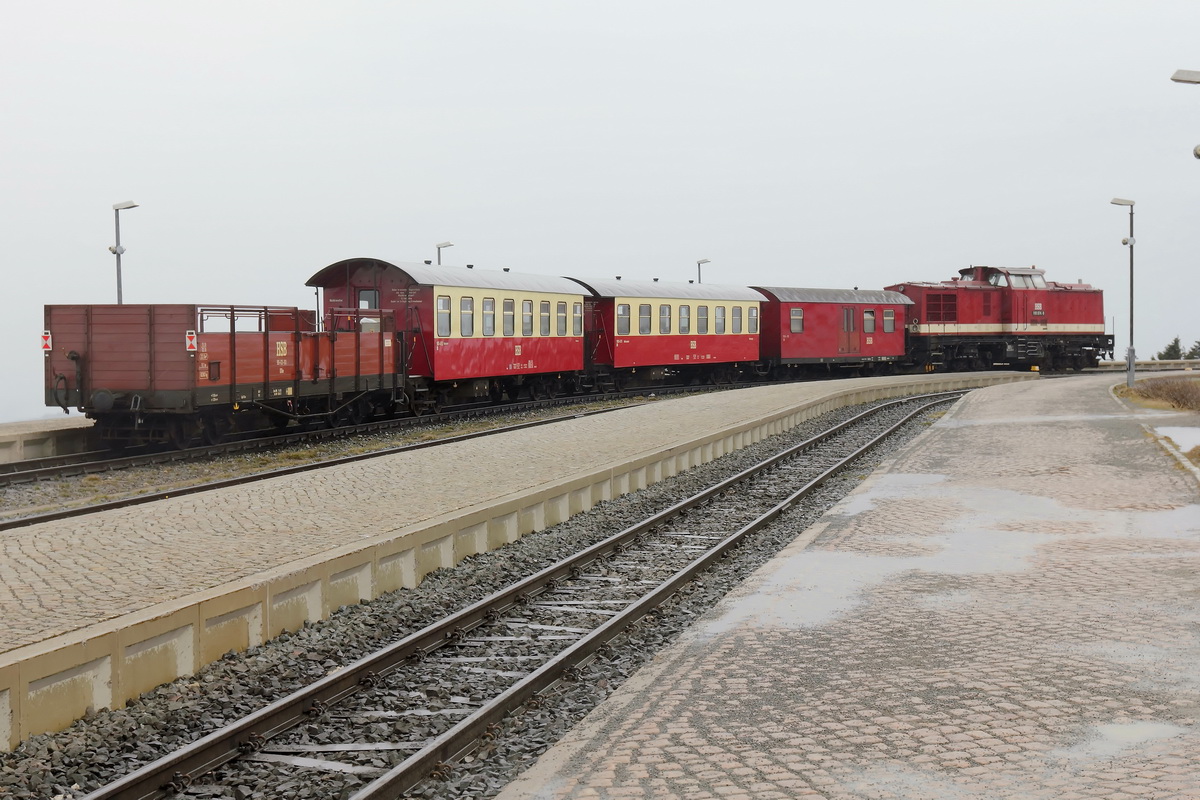 199 874-9  am 25. April 2015 im Bahnhof Brocken auf Gleis 3..