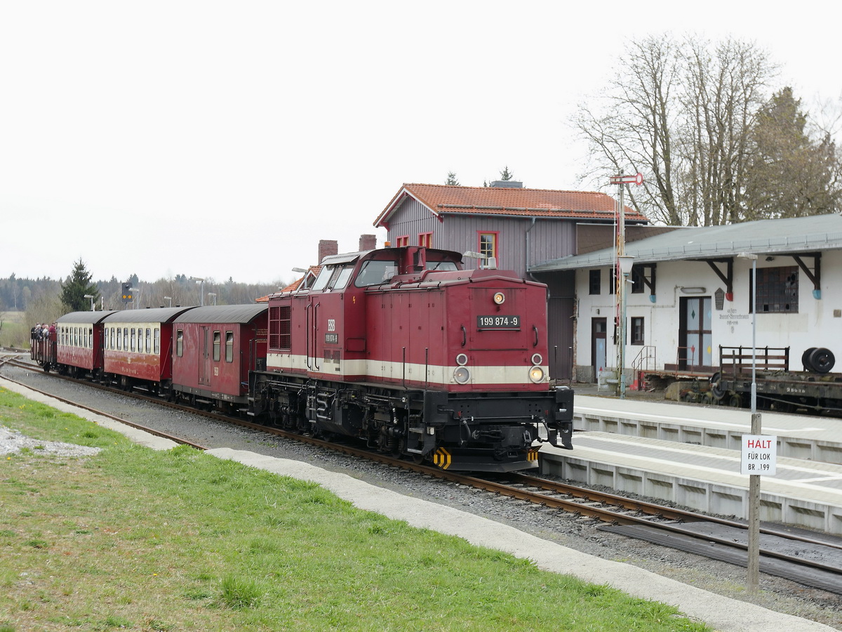 199 874-9 steht am 25. April 2015 im Bahnhof Benneckenstein.