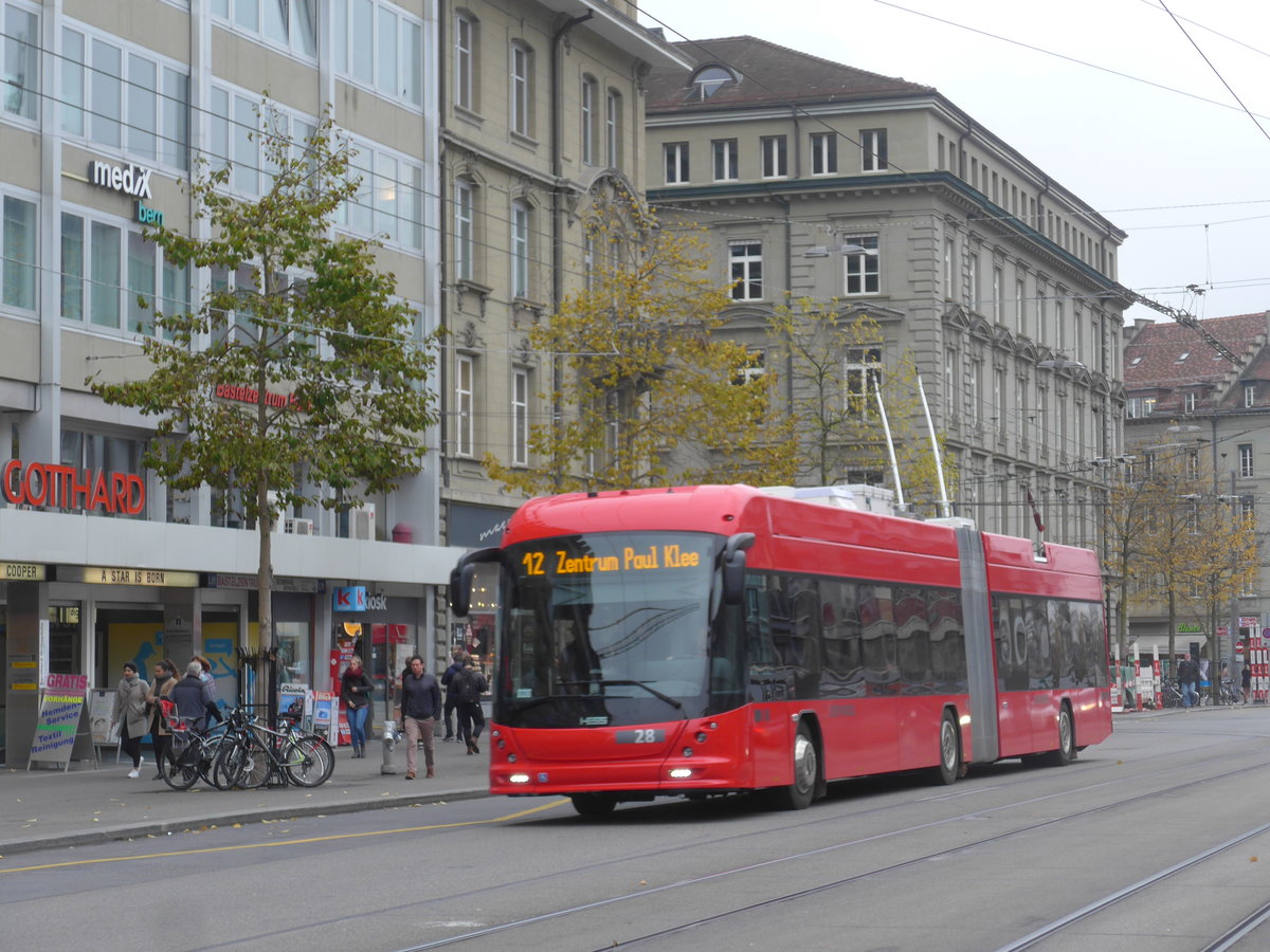 (199'108) - Bernmobil, Bern - Nr. 28 - Hess/Hess Gelenktrolleybus am 29. Oktober 2018 beim Bahnhof Bern