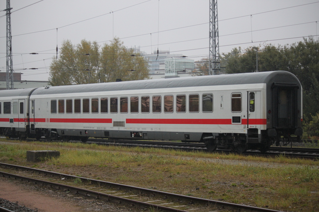1.Klasse IC-Wagen Avmz am 16.10.2015 im Rostocker Hbf.