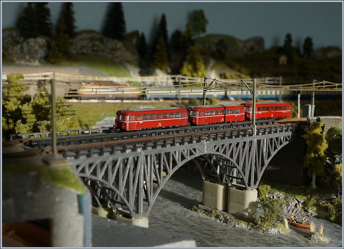 2. Dezember - TAG DER MODELLEINSENBHN: Ein dreiteiliger DB Schienenbus auf meiner Z-Bahn Anlage.

19. Nov. 2019