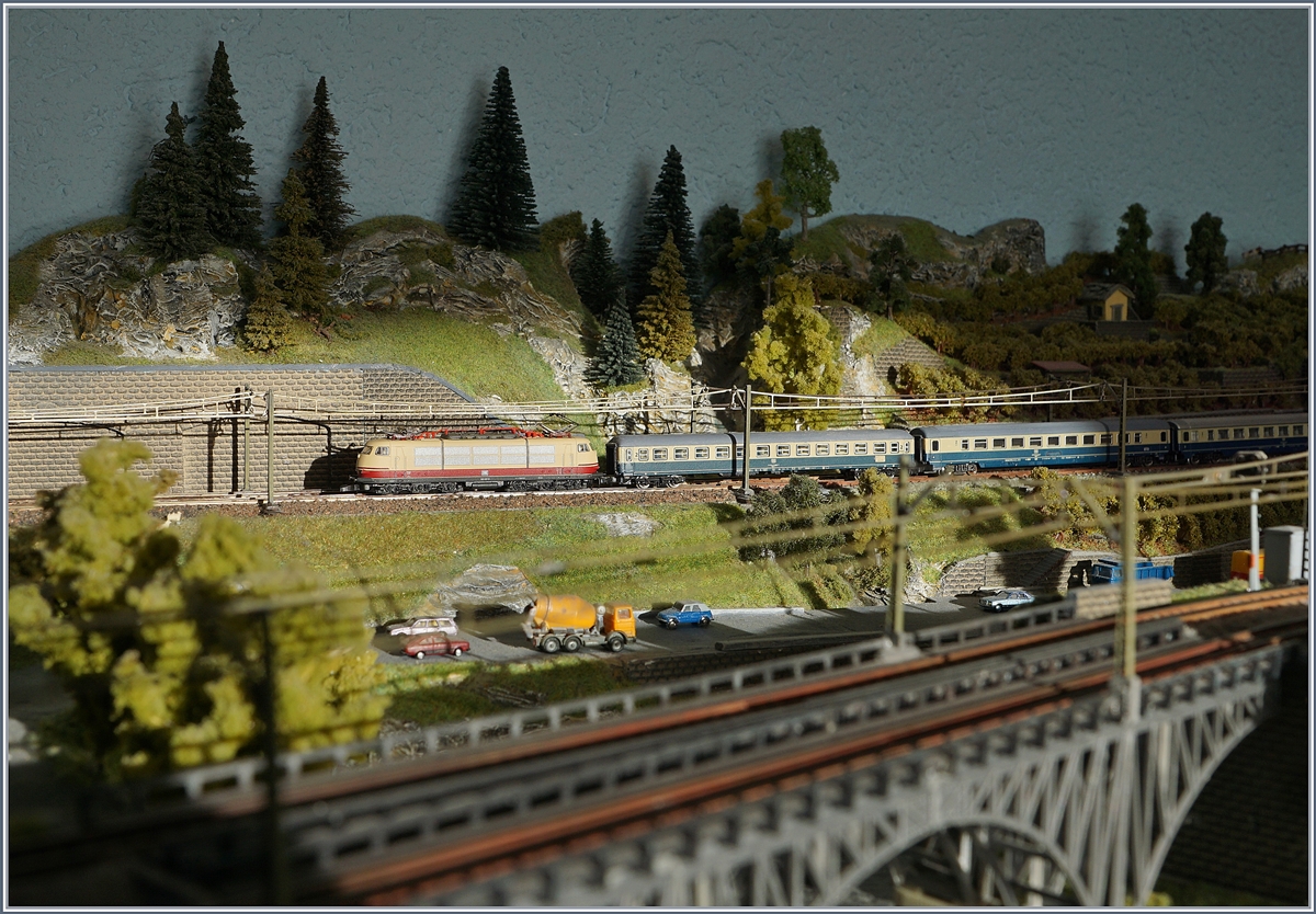 2. Dezember - TAG DER MODELLEINSENBHN: Eine DB 103 mit ihrem IC meiner Z-Bahn Anlage.

19. Nov. 2019