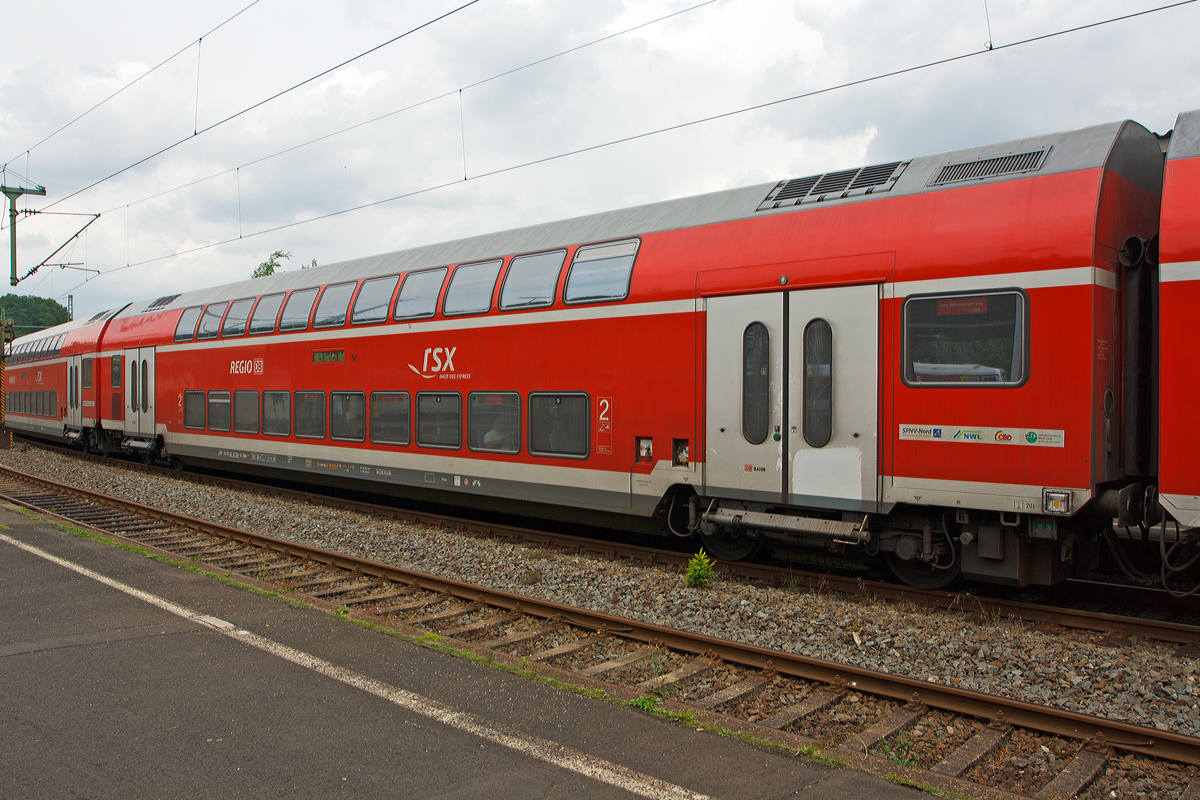 
2. Klasse Doppelstock-Wagen (DoSto) D-DB 50 80 26 - 81 264-6 DBpz 781.2, der Wagen ist klimatisiert und besitzt BiLED-Anzeigen.

Hier im RE 9 (rsx - Rhein-Sieg-Express) am 04.06.2014 im Bahnhof Betzdorf/Sieg.

Technische Daten:
Spurweite: 1.435  mm
Länge über Puffer: 26.800 mm
Wagenkastenlänge: 26.400 mm
Gesamtachsstand: 22.500 mm
Drehzapfenabstand: 20.000 mm
Drehgestellachsstand: 2.500 mm
Wagenkastenbreite: 2.774 mm
Raddurchmesser:  920 mm
Eigengewicht: 50 t
zul. Höchstgeschwindigkeit: 160  km/h