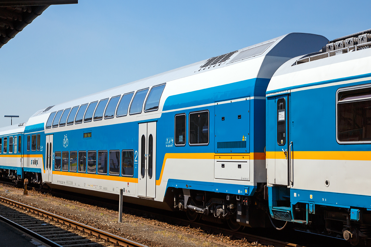 
2. Klasse Doppelstockwagen der Bauart DBpz, D-VBG 56 80 26-75 602-0, der Vogtlandbahn GmbH (ex Regental), eingereiht im ALX 84110  (alex) München Hbf - Hof Hbf, am 01.07.2015 beim Halt im Bahnhof Marktredwitz.

Sieben dieser klimatisierten Doppelstockwagen wurden 2009 bei Bombardier beschafft um der Wachsenden Nachfrage auf dem Nordast gerecht zu werden.

TECHNISCHE DATEN:
Hersteller:  Bombardier, Werk Görlitz
Baujahr: 2009
Spurweite: 1.435 mm
Länge über Puffer:  26.800 mm
Wagenkastenlänge:  26.400 mm
Drehzapfenabstand:  20.000 mm
Achsstand im Drehgestell:  2.500 mm
Drehgestellbauart:  Görlitz VIII
Leergewicht:  50 t
Höchstgeschwindigkeit: 160 km/h
Zulassungen für: D 
Sitzplätze: 126 in der 2. Klasse
Bremsbauart:  KE-PR-A-Mg