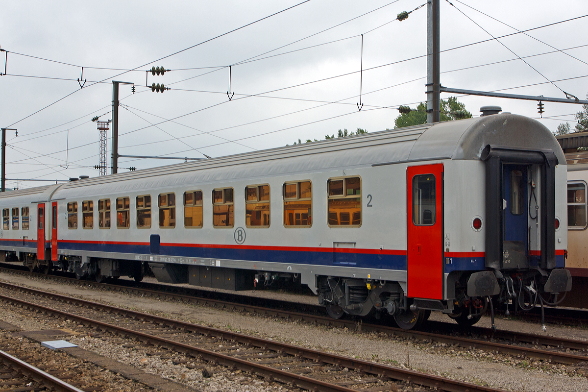 
2. Klasse SNCB/NMBS - I10 Wagen mit der Betriebsnummer 51 88 21-70 027-6, abgestellt am 14.09.2014 im luxemburgischem Bahnhof Ettelbrück (Ettelbréck).

Die NMBS/SNCB entwickelte aus den Eurofima-Wagen ab 1984 die neue I 10-Serie. Diese Wagen trugen viele Merkmale der Eurofima-Wagen, waren aber alle als Großraumwagen ausgeführt und besitzen einen einheitlichen Wagenkasten. Von den normalen Eurofima-Wagen unterscheiden sie sich vor allem durch die fehlende Schürze unter den seitlichen Längsträgern. Zwischen den Türen befinden sich jeweils elf 1200 Millimeter breite Fenster plus die der WC´s auf einer Wagenseite. Davon wurden 15 Wagen als erster Klasse-Fahrzeuge und 45 Fahrzeuge mit der zweiten Wagenklasse ausgeführt. Da diese Wagen nicht klimatisiert sind, wurden die üblichen M4-Fenster mit Schiebeluke verwendet, wie sie für belgische Inlandswagen typisch sind.

Eingesetzt wurden die I 10-Wagen ursprünglich im internationalen Verkehr nach Italien, Deutschland und in die Schweiz. Nach der Einstellung der meisten internationalen Züge sind die Wagen heute nur noch im Interregio von Liers nach Luxemburg und in Verstärkerzügen zur Hauptverkehrszeit zu finden. 

Technische Daten:
Spurweite: 1.435 mm (Normalspur)
Anzahl der Achsen: 4 
Länge über Puffer : 26.400 mm
Drehzapfenabstand : 19.000 mm
Achsstand im Drehgestell: 2.560 mm
Achsstand (gesamt): 21.560 mm
Wagenkastenbreite : 2825 mm
Eigengewicht : ca. 42 t
Höchstgeschwindigkeit : 160 km/h
