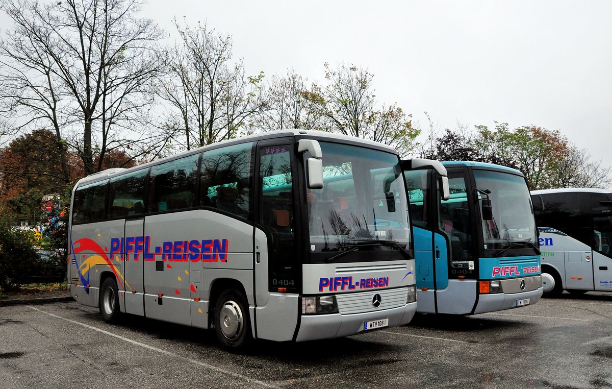 2 Mercedes O 404 von Piffl Reisen aus Niedersterreich in Krems gesehen.