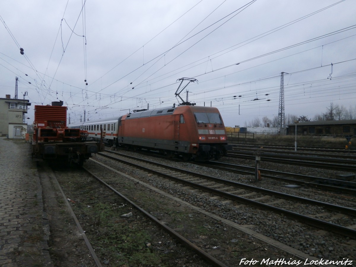 2-Wege Bagger und ein Arbeitsmittel der STRABAG und daneben l�sst 101 077-6 den Hallenser Hbf hinter sich am 5.1.15