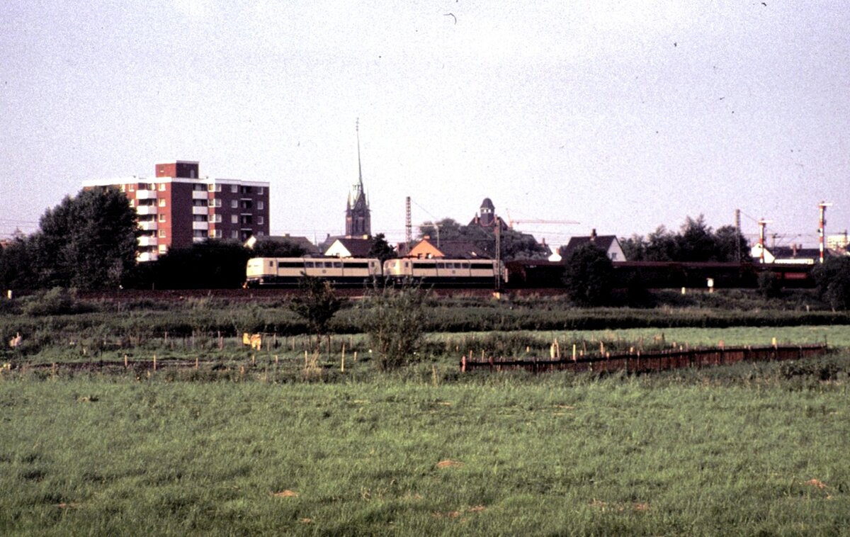 2 x 151 mit Erzzug (leer) in Peine am 16.08.1981.