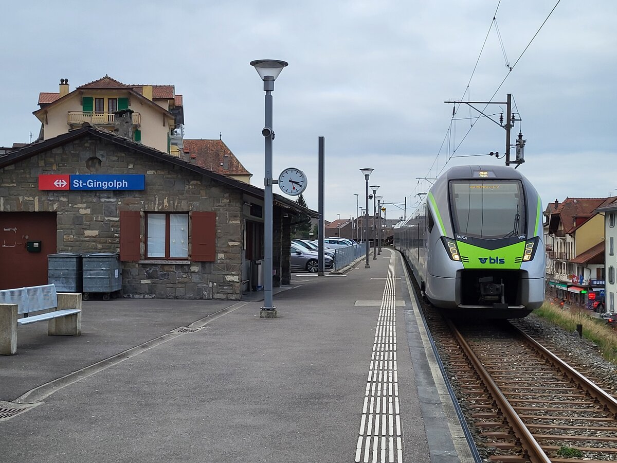 20 % mehr Reisende - Region Alpes kommt an ihre Grenzen und hat deshalb bei der BLS einen RABE 528 MIKA gemietet, der von MO bis FR zwei bis drei Uml�ufe abdeckt und so die daf�r frei werdenden Domino-Z�ge zur Verst�rkung anderer herangezogen werden. 

Das Bild zeigt den BLS RABe 528 109 in St-Gingolph der als R 91 6125 auf die Abfahrt nach Brig wartet. 

4. M�rz 2024