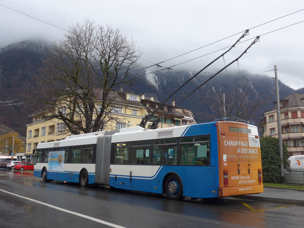 (200'043) - VMCV Clarens - Nr. 14 - Van Hool Gelenktrolleybus am 17. Dezember 2018 beim Bahnhof Villeneuve