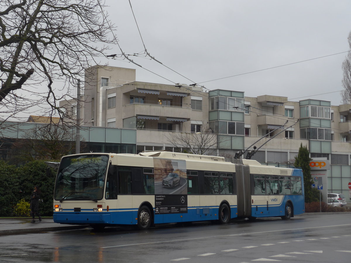 (200'058) - VMCV Clarens - Nr. 1 - Van Hool Gelenktrolleybus am 17. Dezember 2018 beim Bahnhof Villeneuve
