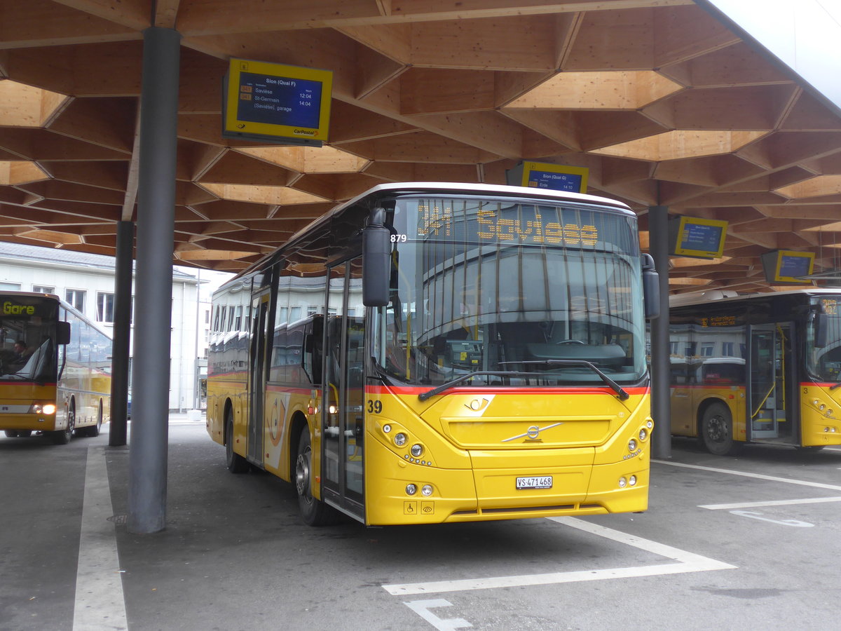 (200'370) - PostAuto Wallis - Nr. 39/VS 471'468 - Volvo am 30. November 2018 beim Bahnhof Sion