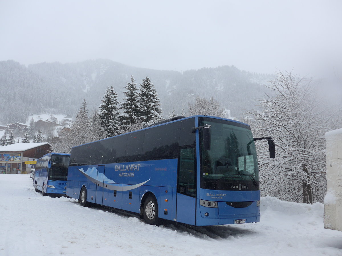 (201'117) - Aus Frankreich: Ballanfat, St-Jean-Sixt - EC 407 VZ - Van Hool am 13. Januar 2019 in Adelboden, ASB