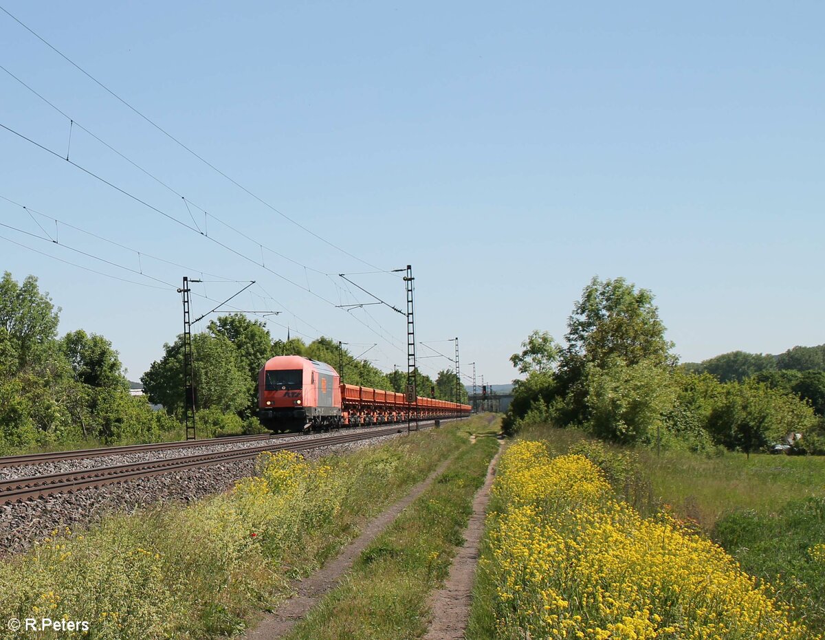 2016 905 zieht bei Thüngersheim ein Bauzug Richtung Norden. 02.06.21